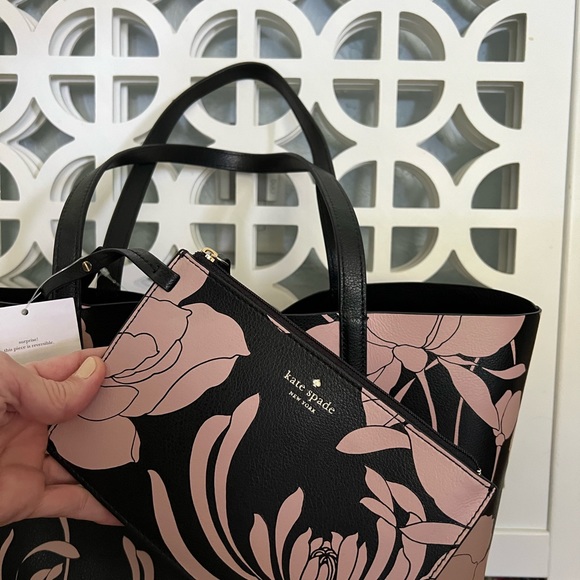 NWT Kate Spade Mya Gardenia reversible tote with wristlet - Picture 2 of 2